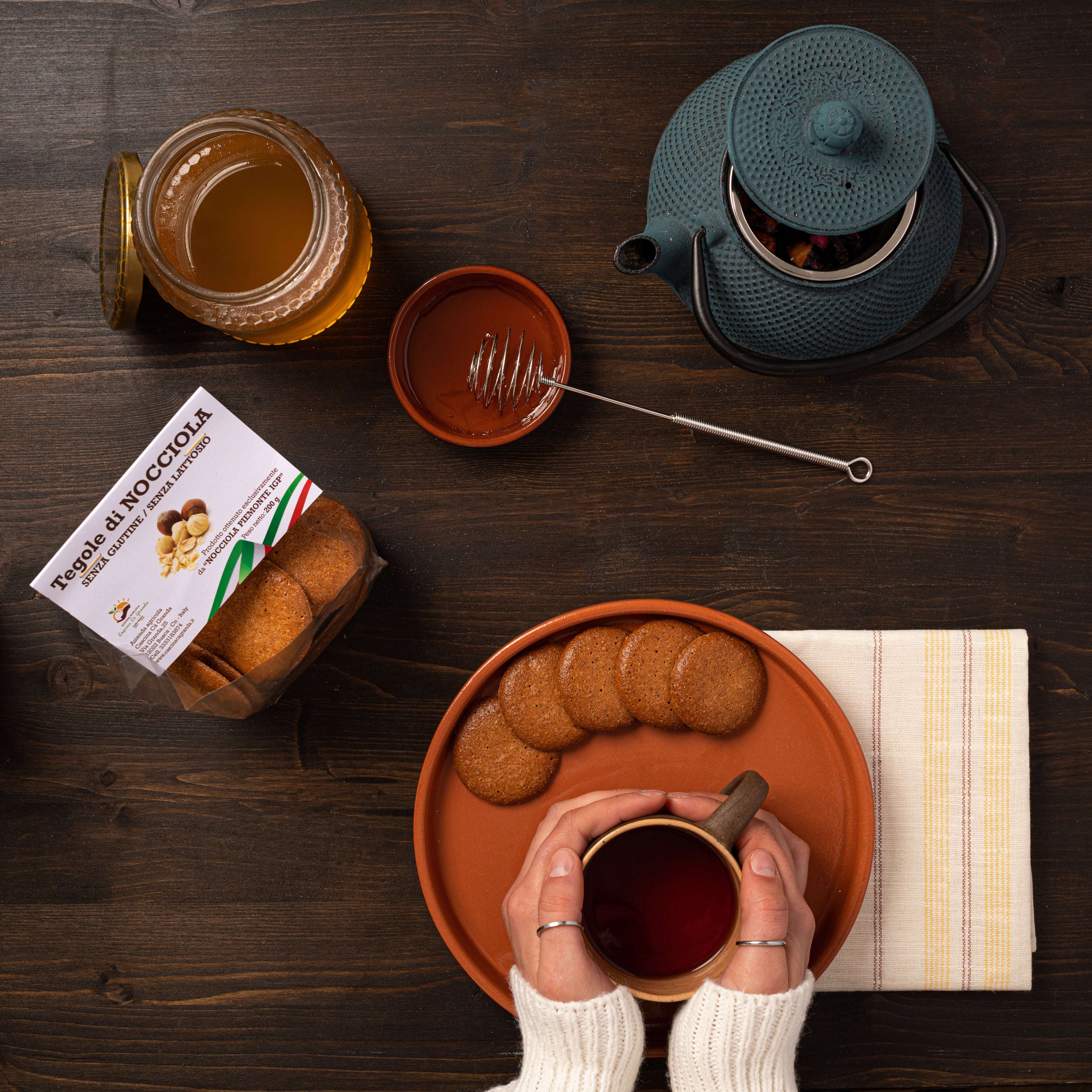 Tegole alla Nocciola Piemonte IGP: Croccanti, Sottili, Senza Compromessi. Oltre il 50% di Nocciole, Zero Glutine