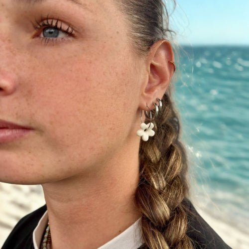 Mimì | Handcrafted white floral ceramic dangle earrings